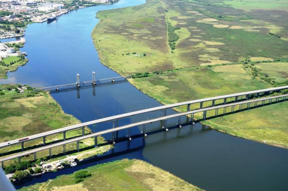 Pontes sobre um poluído canal de São Gonçalo, que faz a ligação entre a Lagoa dos Patos e a Lagoa Mirim, as duas maiores do país, no Rio Grande do Sul (foto de Laureano Bittencourt)